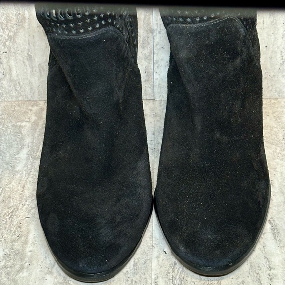 Vince Camuto Perforated Black Suede Leather Ankle Zip Boots Booties Heels 8M - Picture 5 of 10
